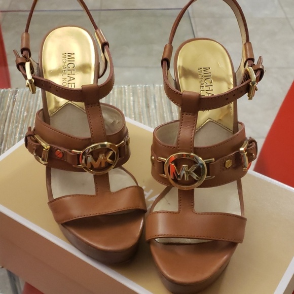 Shoe - Picture 2 of 3